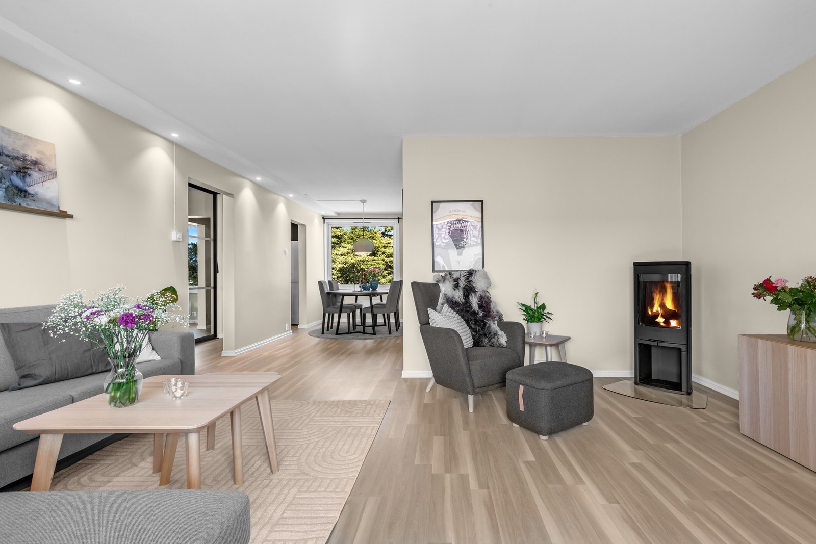 Stuen har en praktisk L-formet planløsning som tilrettelegger for både stue og spisestue. Galleribilde