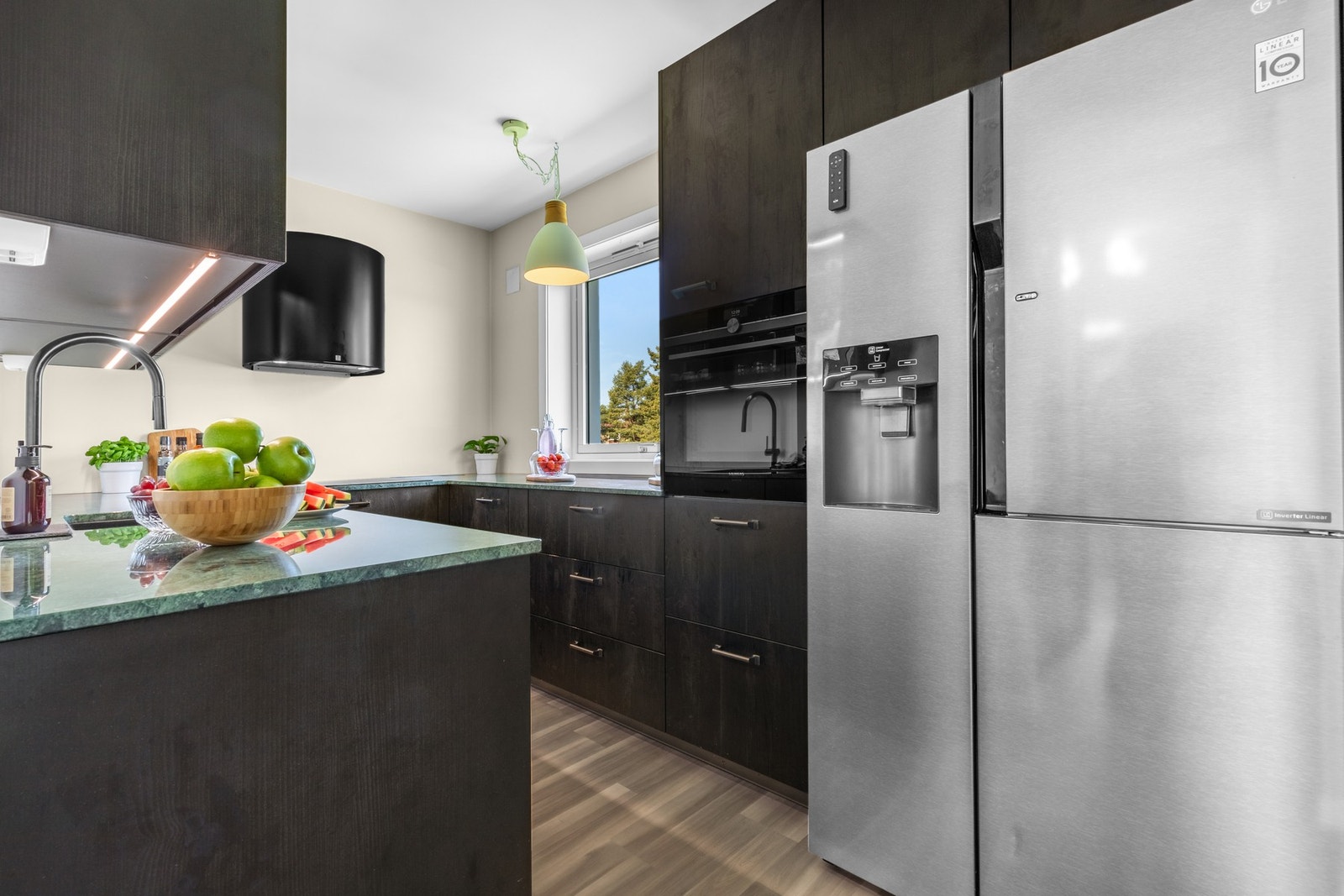 Stilsikkert og påkostet kjøkken fra 2019 i sort utførelse som setter et moderne preg. Galleribilde