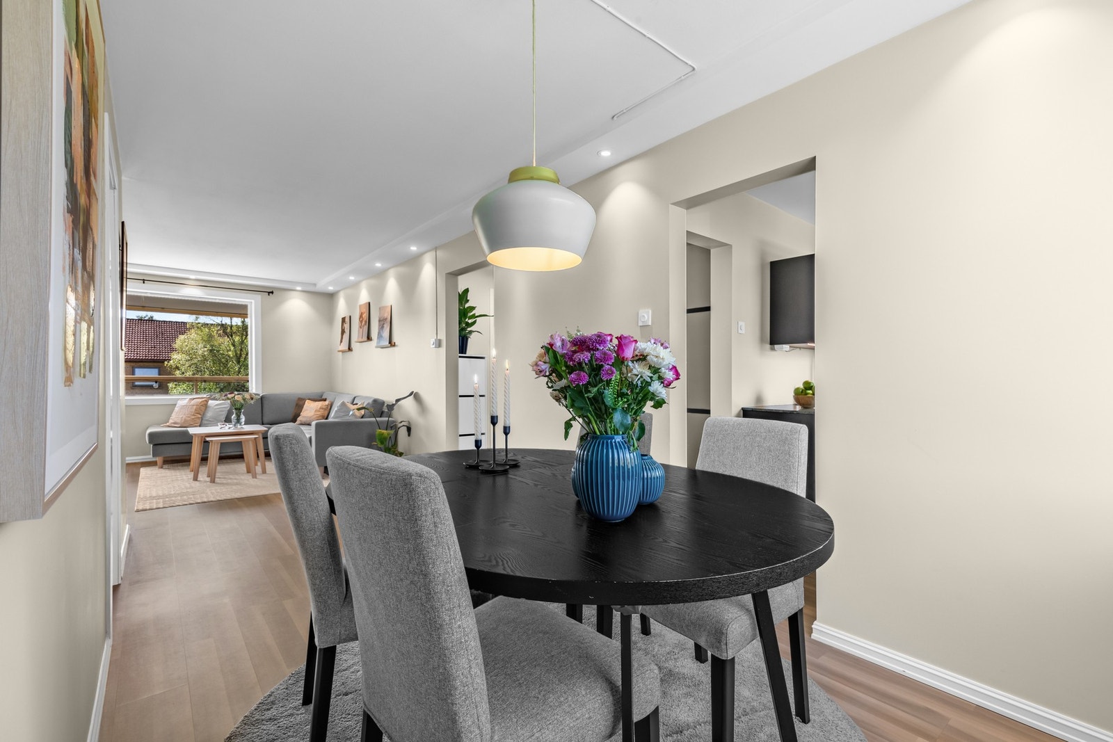 Deler av lettveggen er åpnet opp i listefri løsning som gir en luftig og lys spisesone. Galleribilde