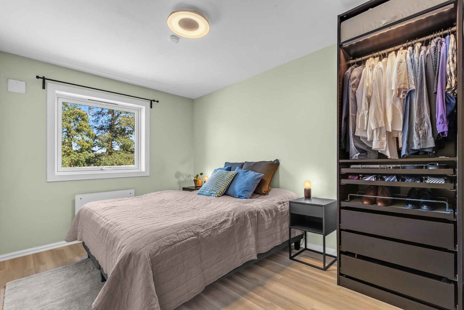 Boligen har to gode soverom som ligger behagelig adskilt fra hverandre. Galleribilde