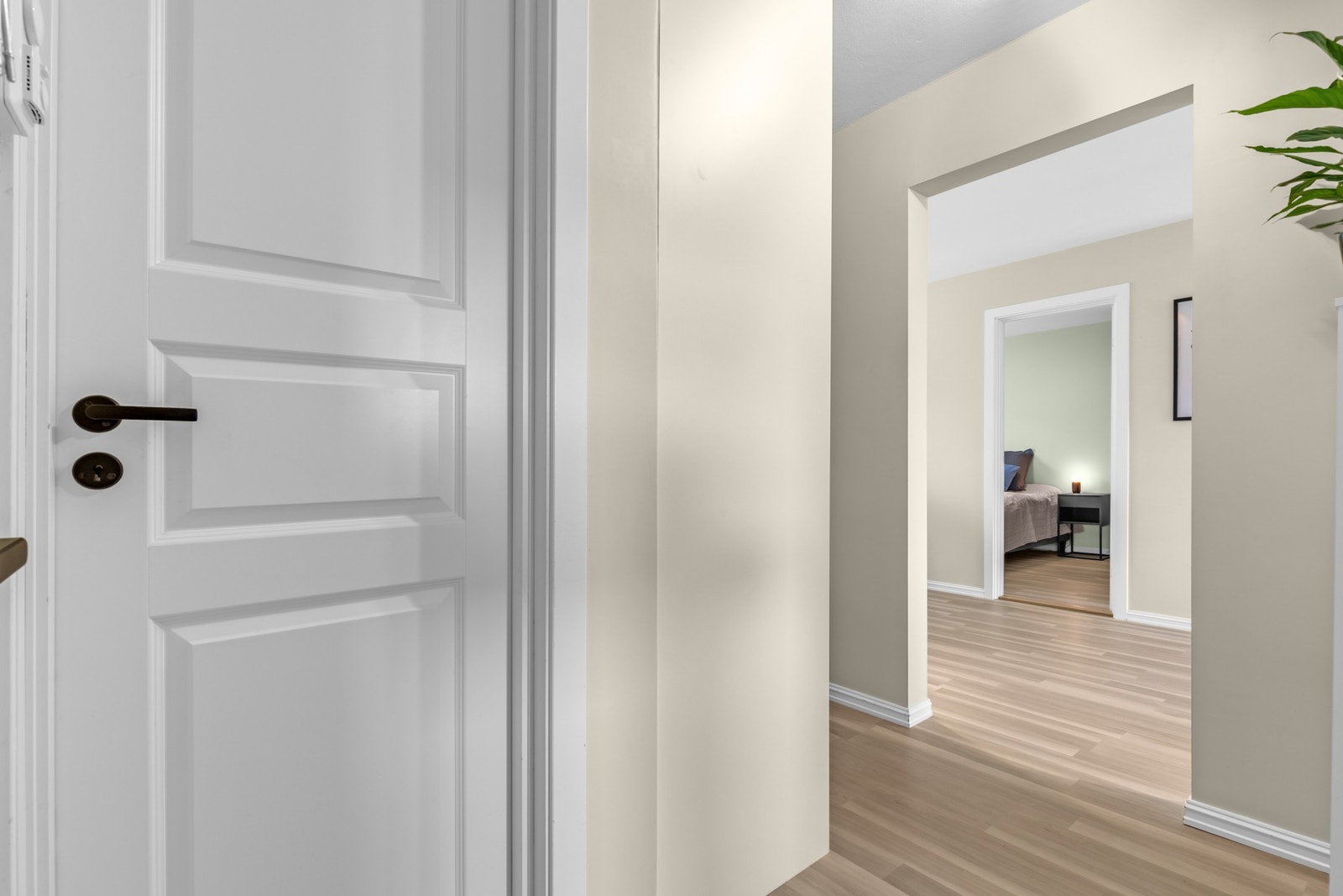 Romslig gang - rundt hjørnet er det stor skyvedørsgarderobe. Galleribilde