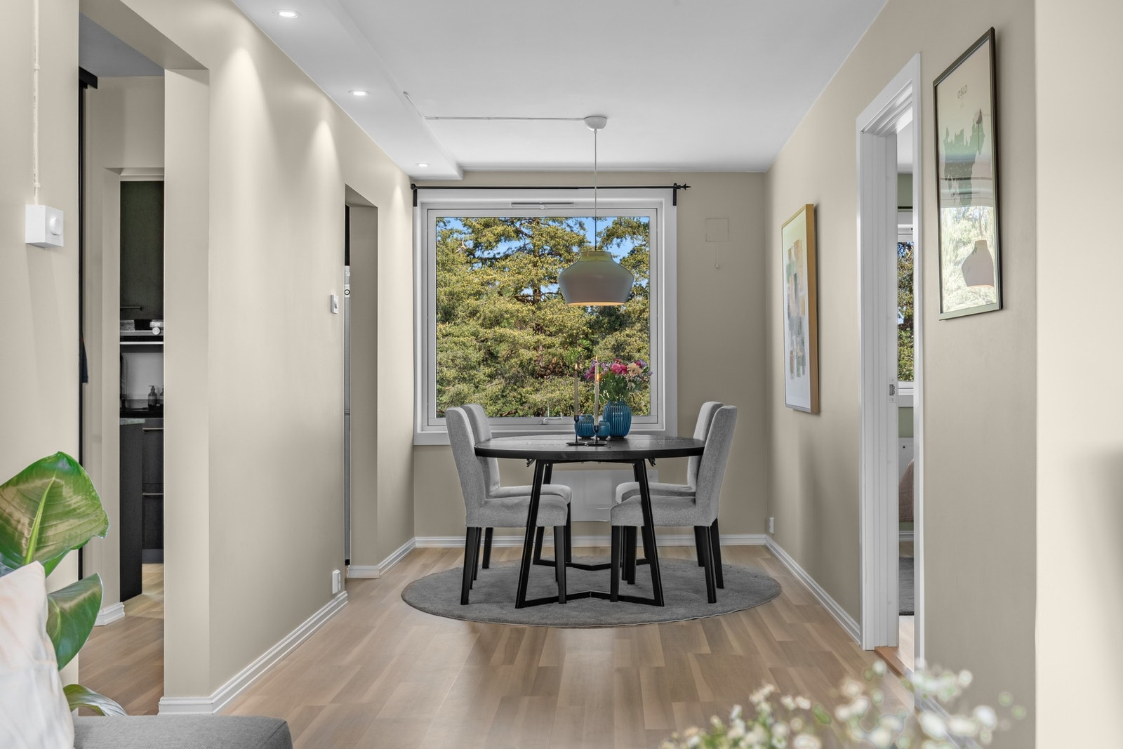 Leiligheten byr på en egen sone for spiseplass ved et stort vindu og tilknytning til kjøkkenet. Galleribilde