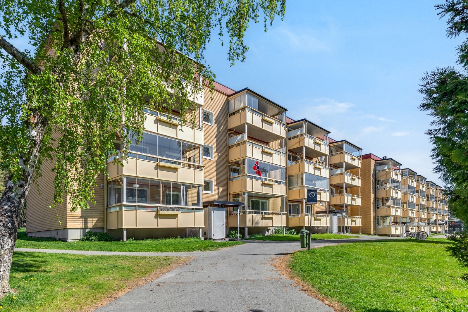 I 2023 ble fasaden rehabilitert med ny oppmaling av inngang vegger og tak, nytt callinganlegg, ny inngangsdør til oppgangen, nøkkelfri postkasser og rehabilitering av piper. Galleribilde