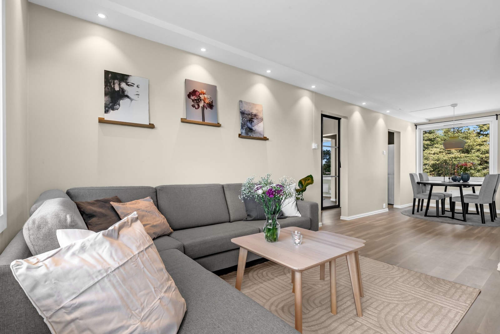 Det er god plass til flere soner i stuen. Galleribilde