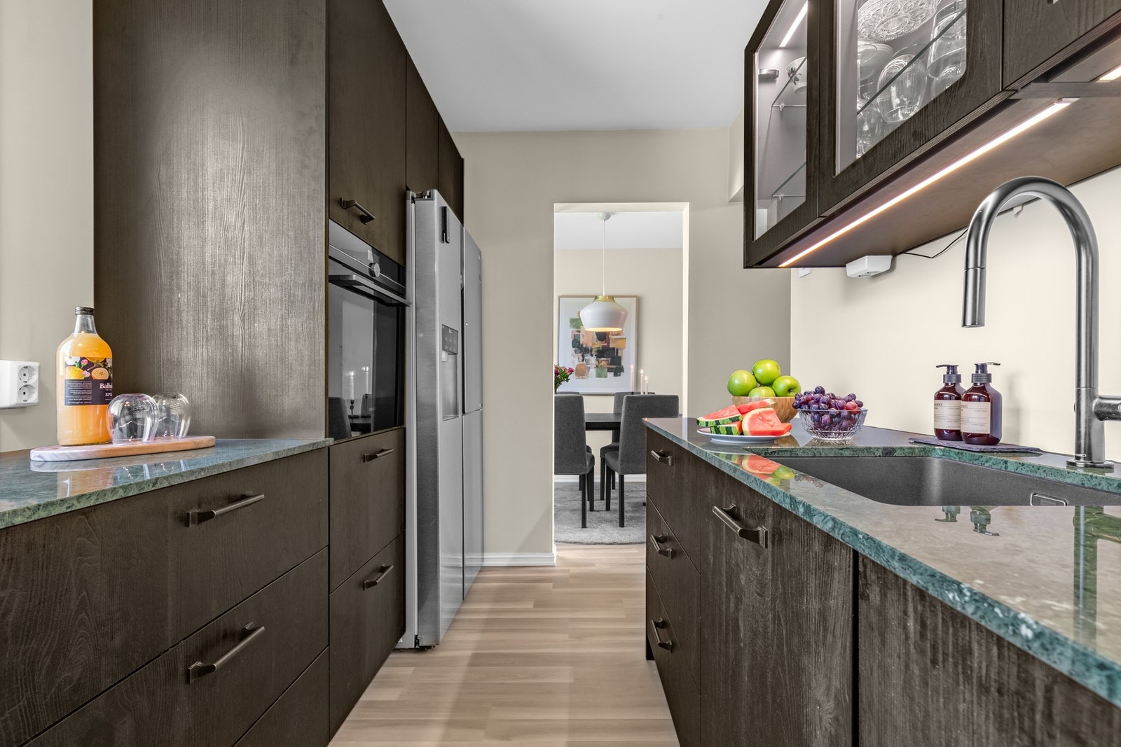 Kjøkkeninnredningen byr på godt med skap- og benkeplass med benkeplate i grønn marmor som oppleves som eksklusivt. Galleribilde