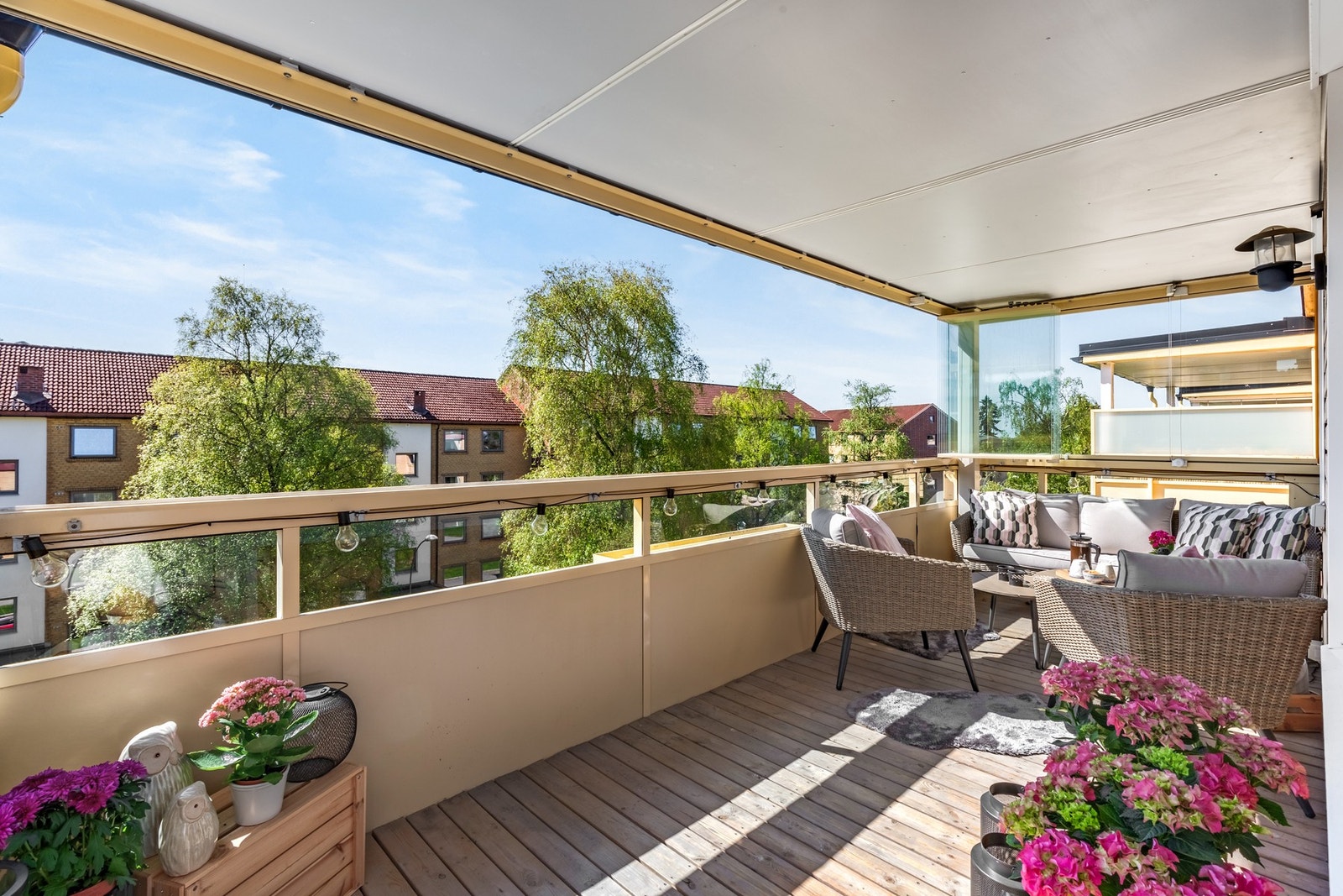 Balkongen er innglasset, og kan enkelt åpnes- og lukkes som gjør at balkongen kan brukes store deler av året - En flott forlengelse av stuen på sommerst Galleribilde