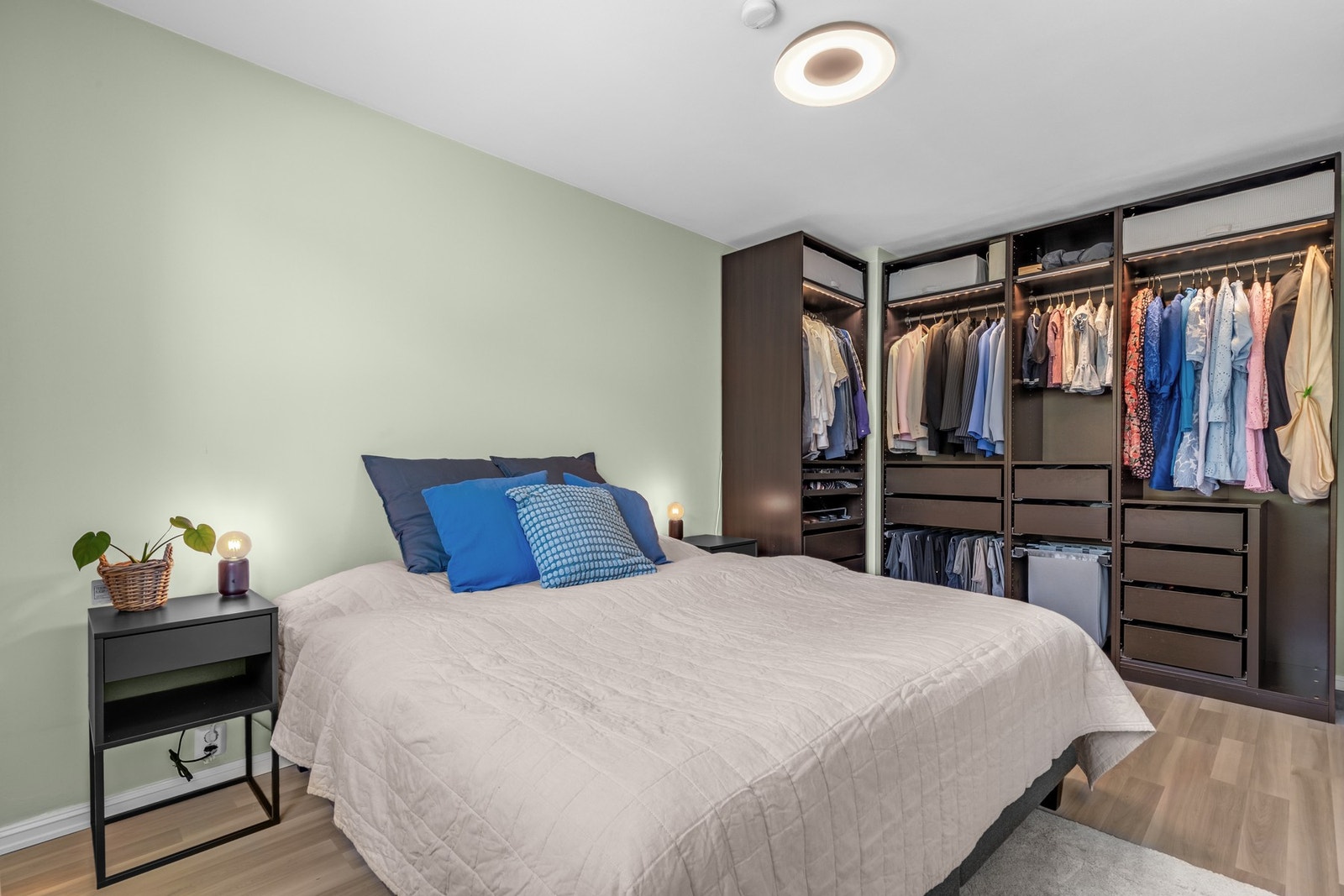 Soverommet er utstyrt med flott garderobeløsning som gir godt med oppbevaringsplass. Galleribilde