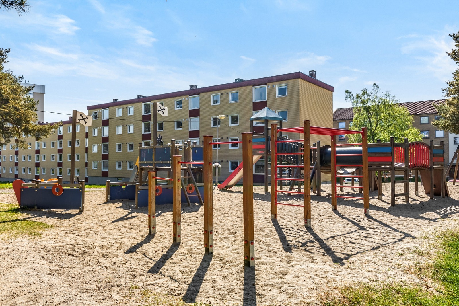 Rett utenfor har du et pent opparbeidet lekeareal i naturskjønne omgivelser. Galleribilde