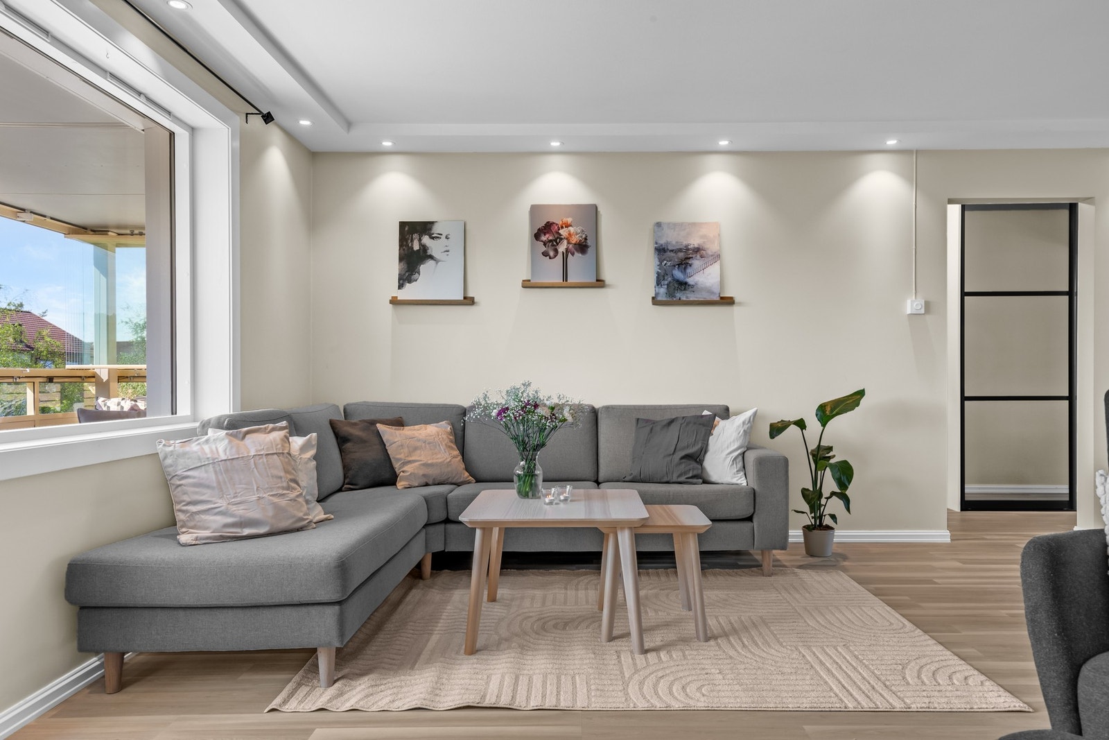 Stuen oppleves lys og luftig med store vindusflater, downlights i tak og en god takhøde. Galleribilde