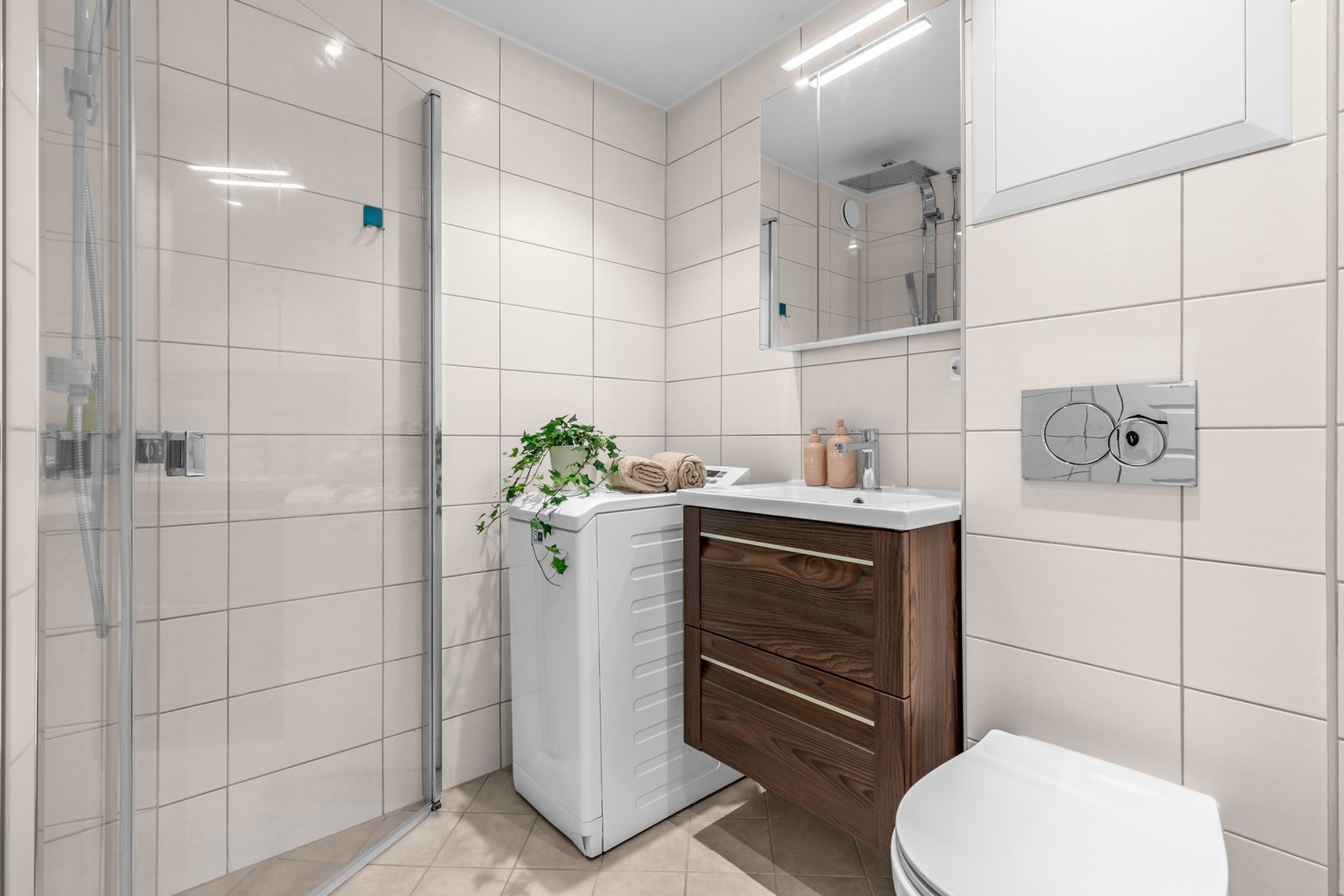 Meget pent baderom fra 2016, pusset opp i regi av borettslaget. Galleribilde