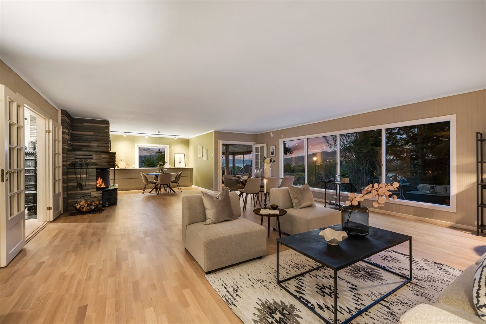 Nyrenovert stue med nytt kjøkken i 2025 Galleribilde