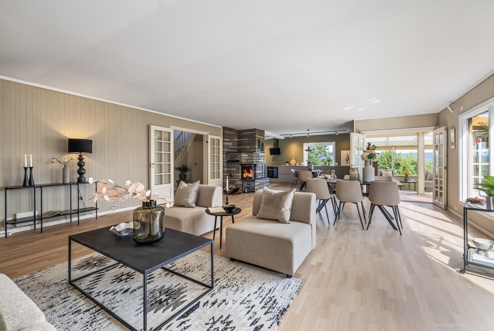 Stuen har mye naturlig lys - ingen innsyn! Galleribilde