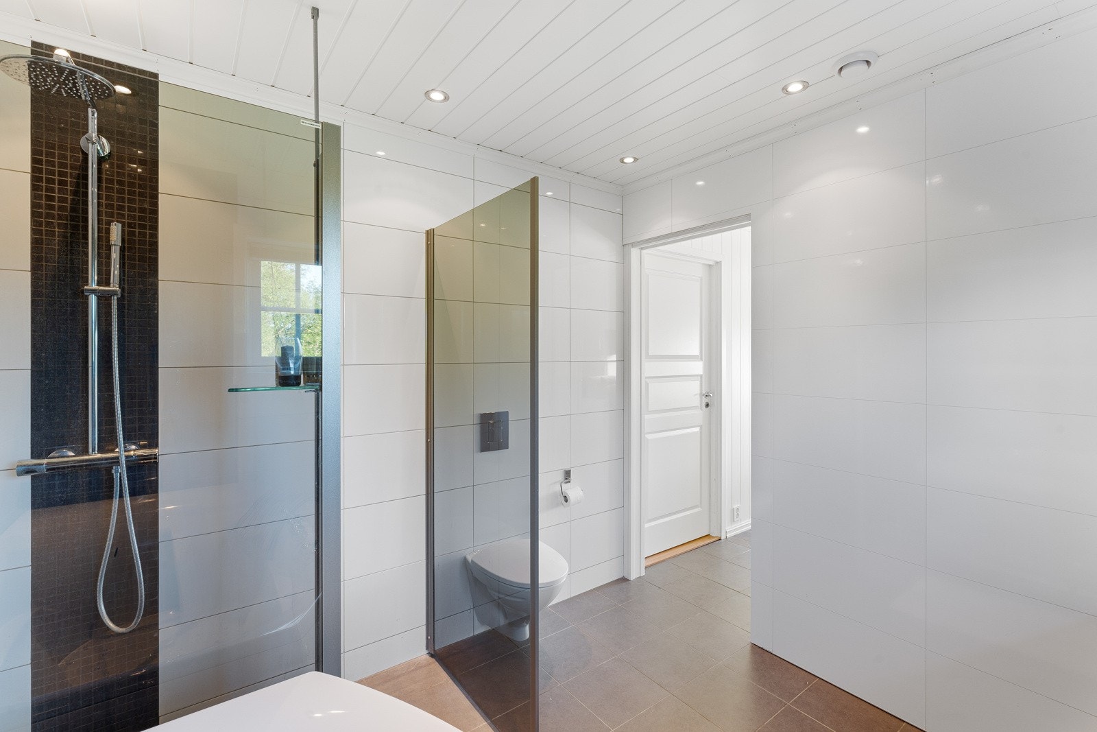 Badet er helfliset og har varme i gulv Galleribilde