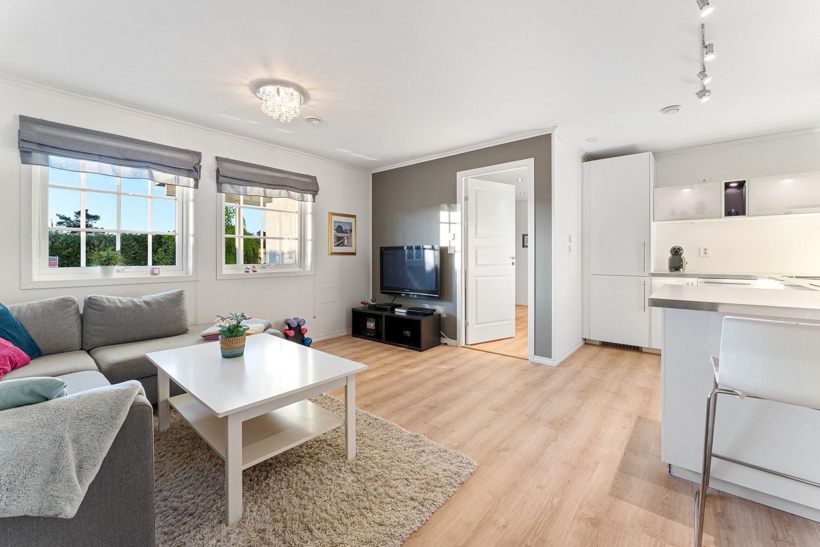 Underetasjen er delt inn i to deler. P.d.d er det utleiedel med egen inngang. Denne delen tilhører huset. Galleribilde