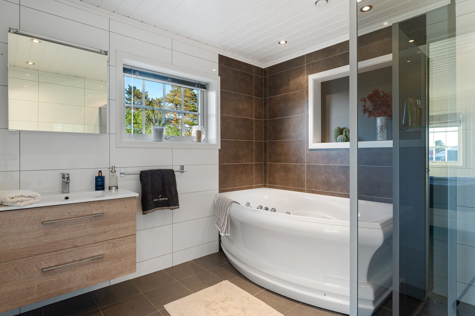 Rommet har en suite bad med flott badekar Galleribilde