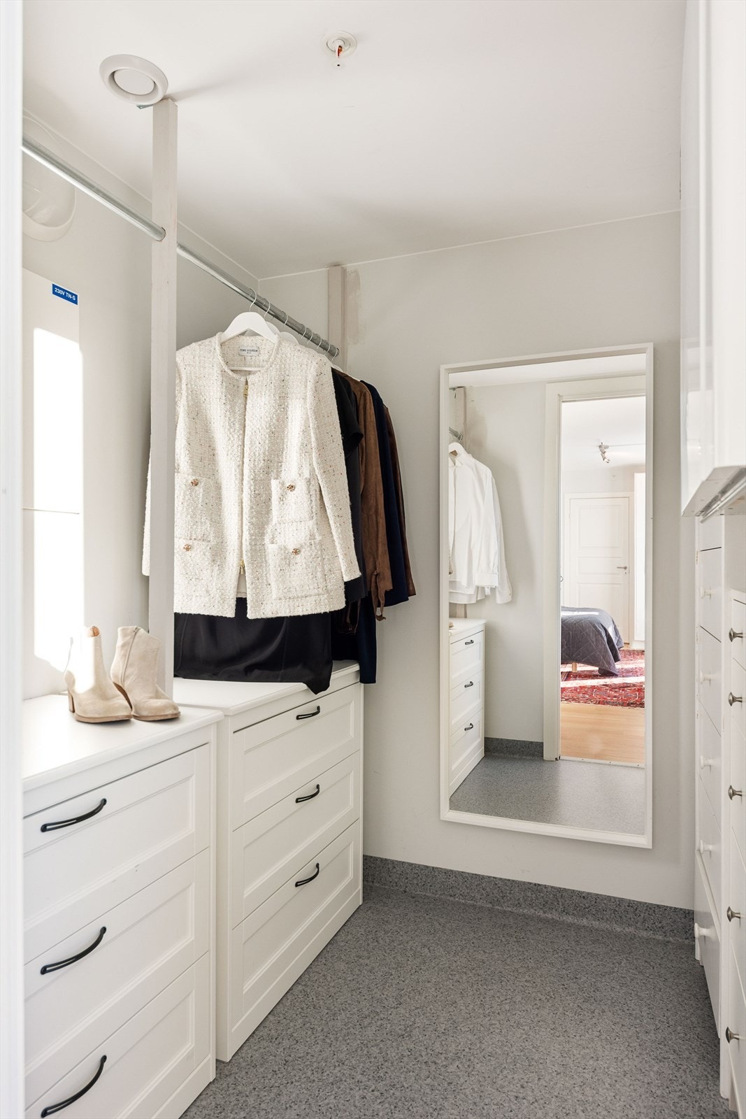 Den praktiske walk-in delen gir gode muligheter for klesoppbevaring. Galleribilde