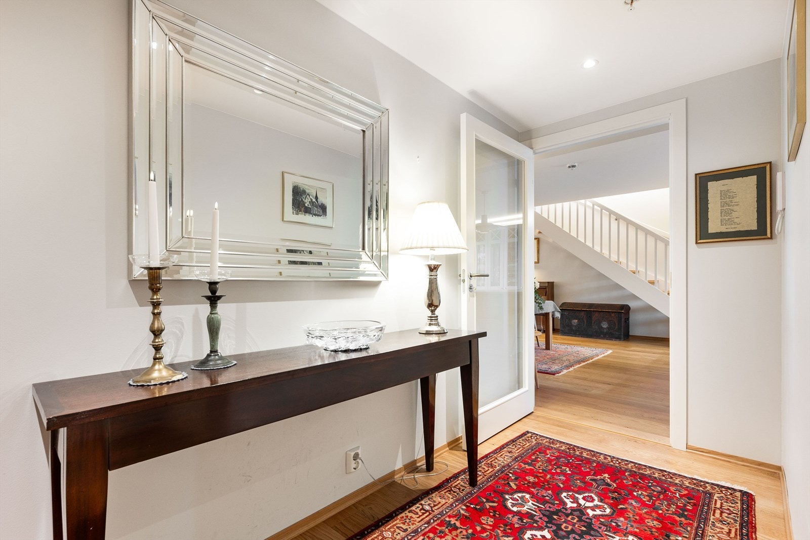 Man ønskes velkommen inn i en lysmalt og romslig entré, med muligheter for å henge fra seg yttertøy og oppbevaring av sko. Galleribilde