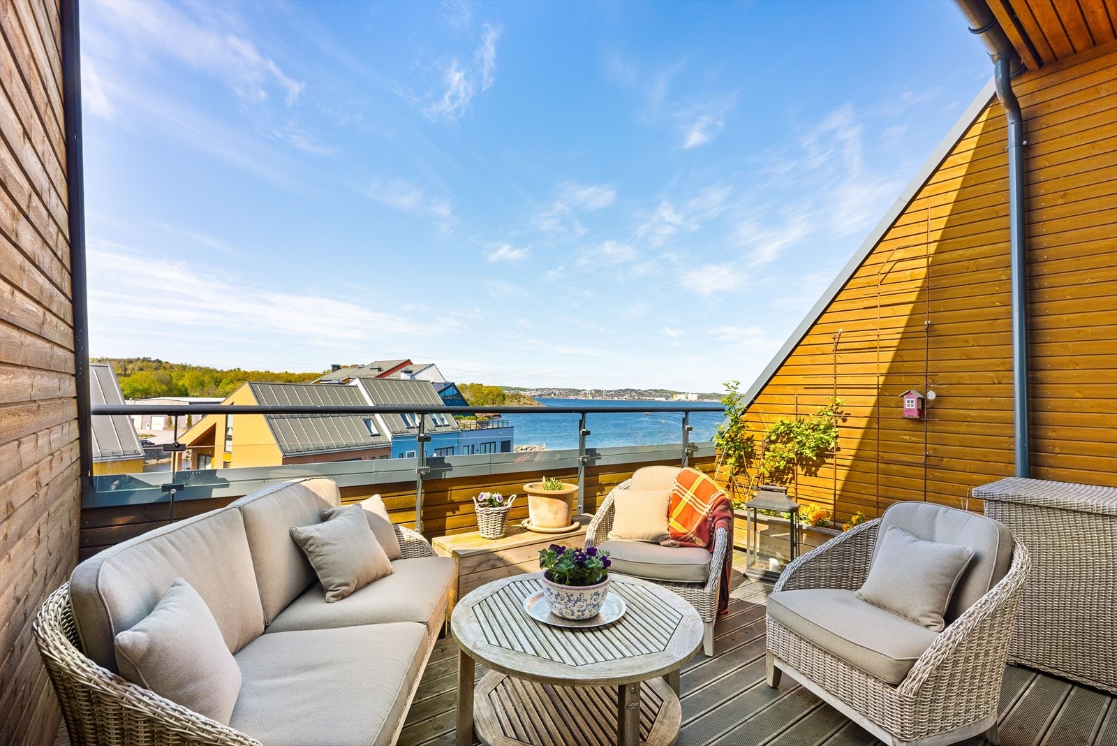 Terrasse mot nord med kveldssol og utsikt mot Larvik Galleribilde