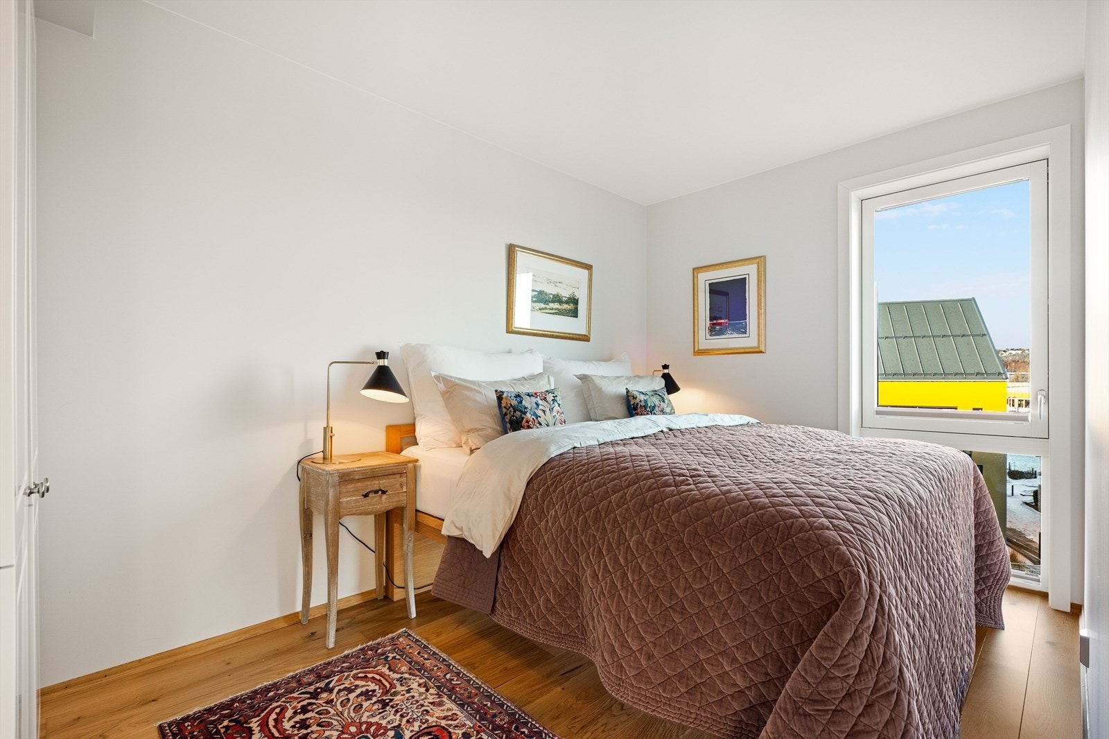 Soverom nr. 2 er av god størrelse med plass til ønsket møblering. Galleribilde