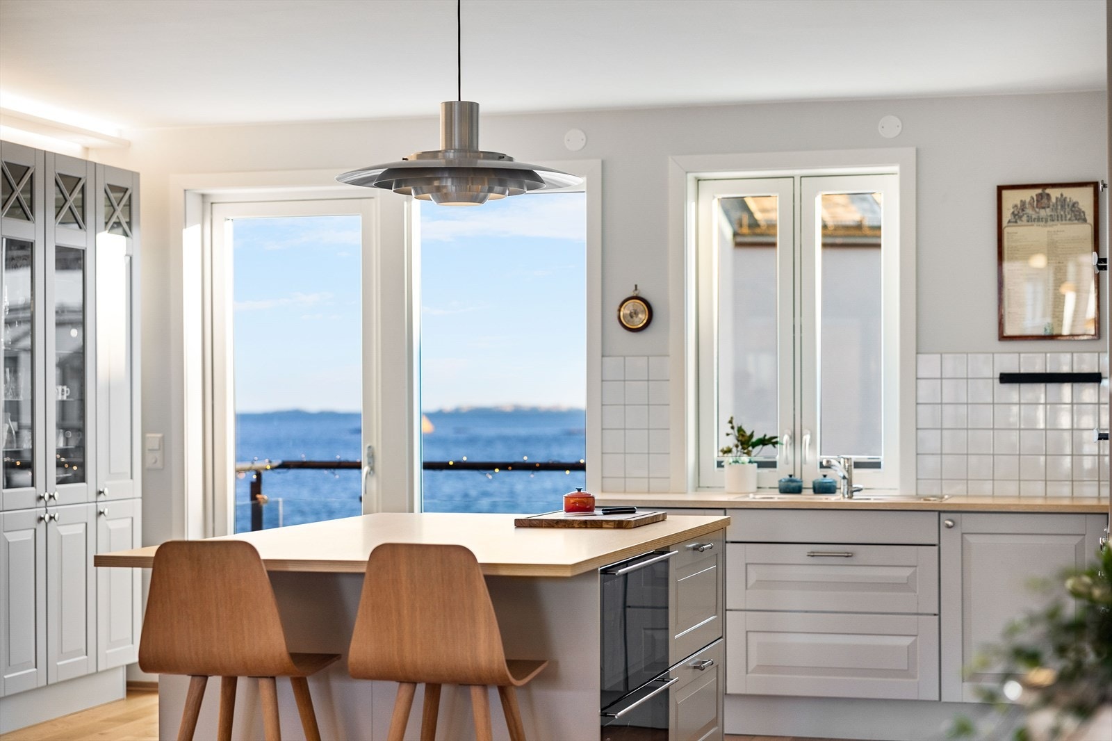 Fra denne etasjen er det også utgang til balkonger fra både kjøkken og stue. Galleribilde