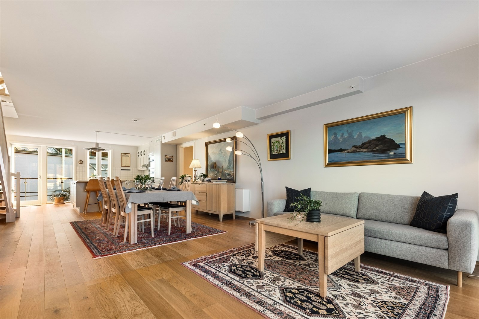 Videre inne i stuedelen av rommet er det god plass til både sofa- og spisegruppe. Galleribilde