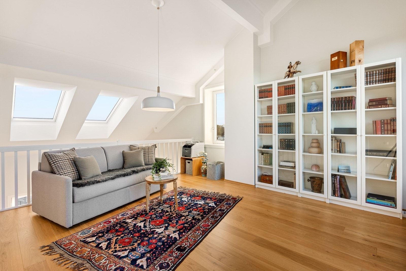 Med trapp opp fra stuen i 4. etasje kommer man opp til enda et hyggelig oppholdsrom som i dag benyttes som et bibliotek. Galleribilde