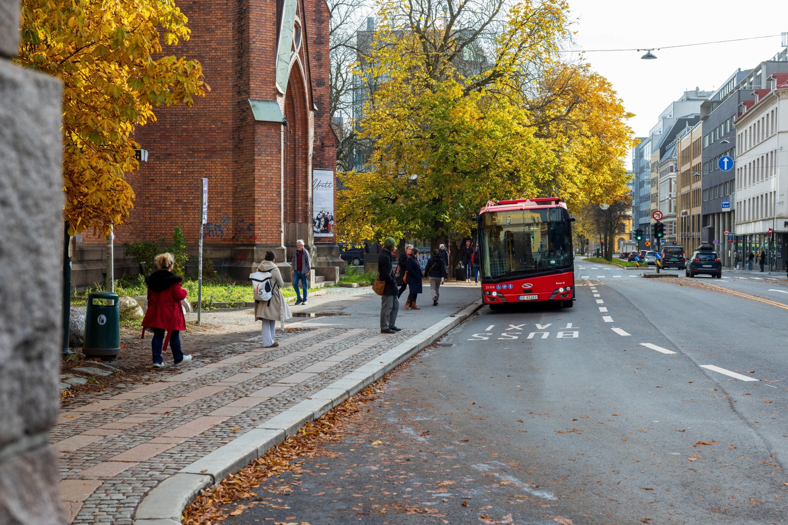 Det er bussholdeplass rett utenfor eiendommen Galleribilde