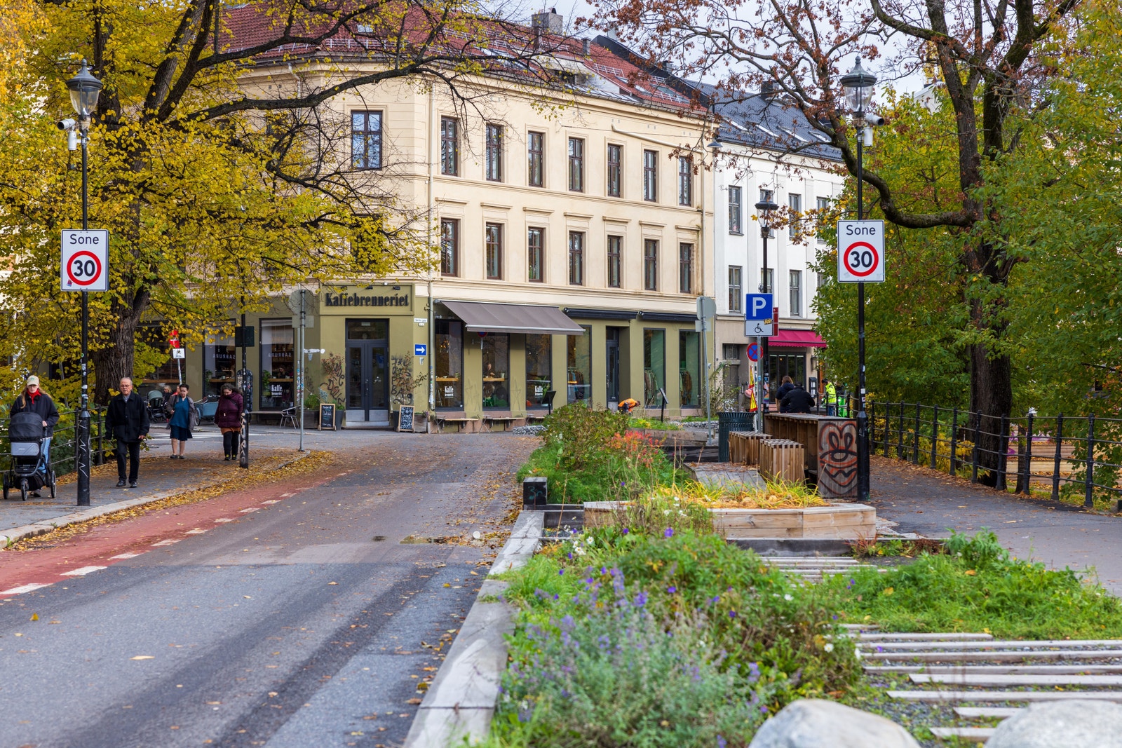 Her er det anlagt frodige bed og sykkelsti Galleribilde