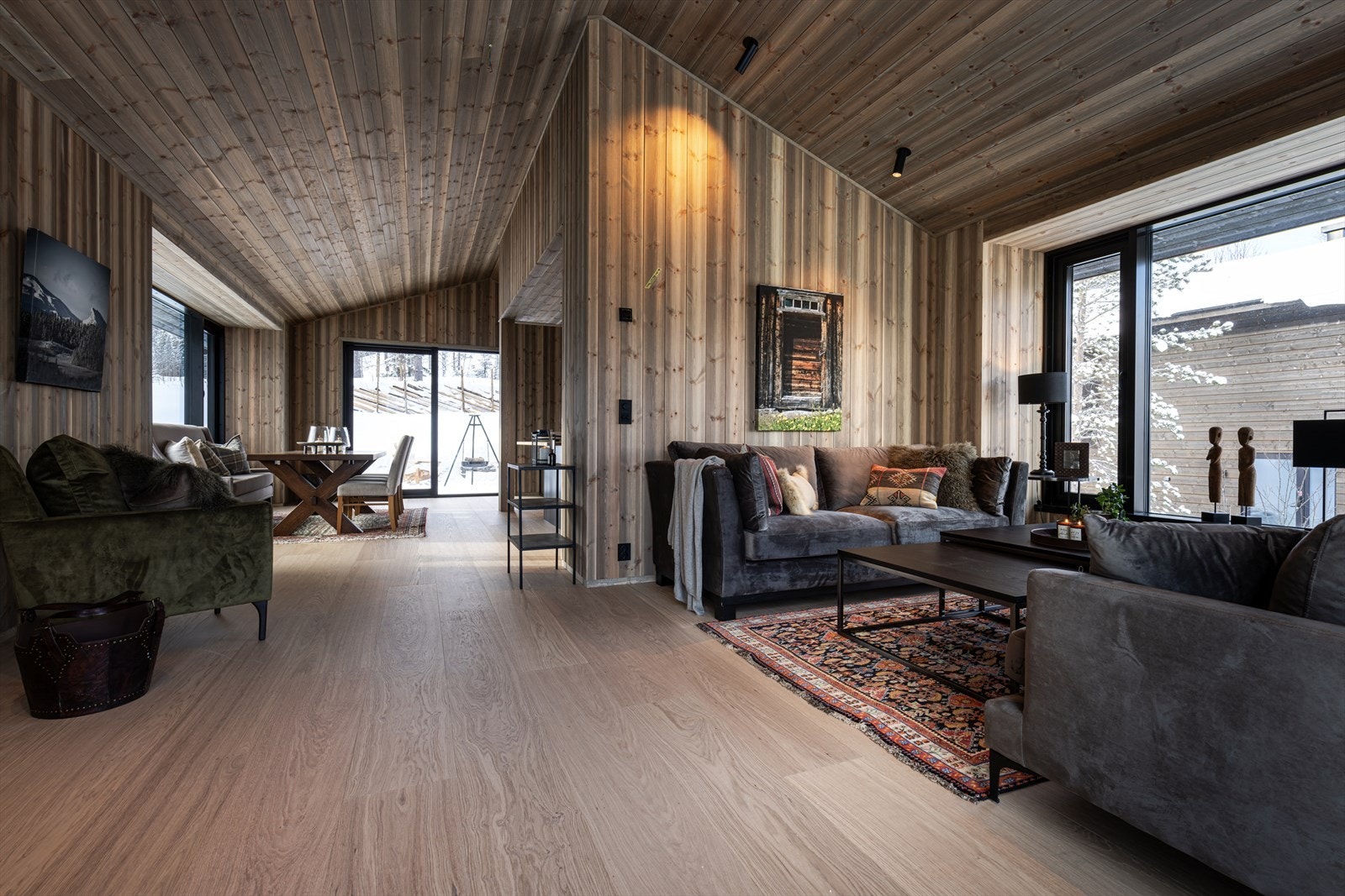 Hytta preges av gode og solide materialer, gjennomtenkte løsninger og fantastisk utsikt. Rolig beliggenhet, men likevel sentralt i Hemsedal. Galleribilde