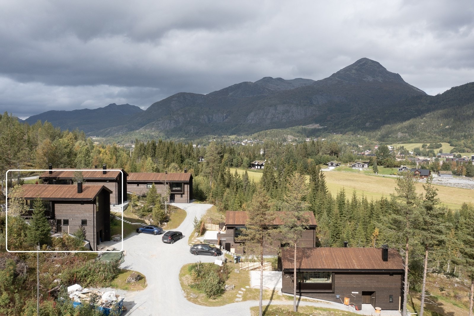 Nyoppført hytte med flott og rolig beliggenhet i blindvei med ski inn fra Hemsedal Skisenter, sykkelstier, langrenn og turmuligheter rett utenfor og gangavstand til Hemsedal sentrum. Galleribilde