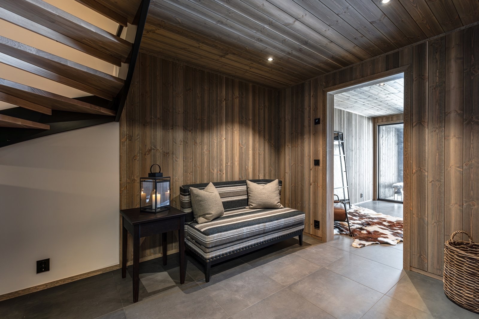 Inngang til hytta er i underetasjen hvor du kommer inn i en romslig gang og hall. Det er også inngang via garasje. Galleribilde