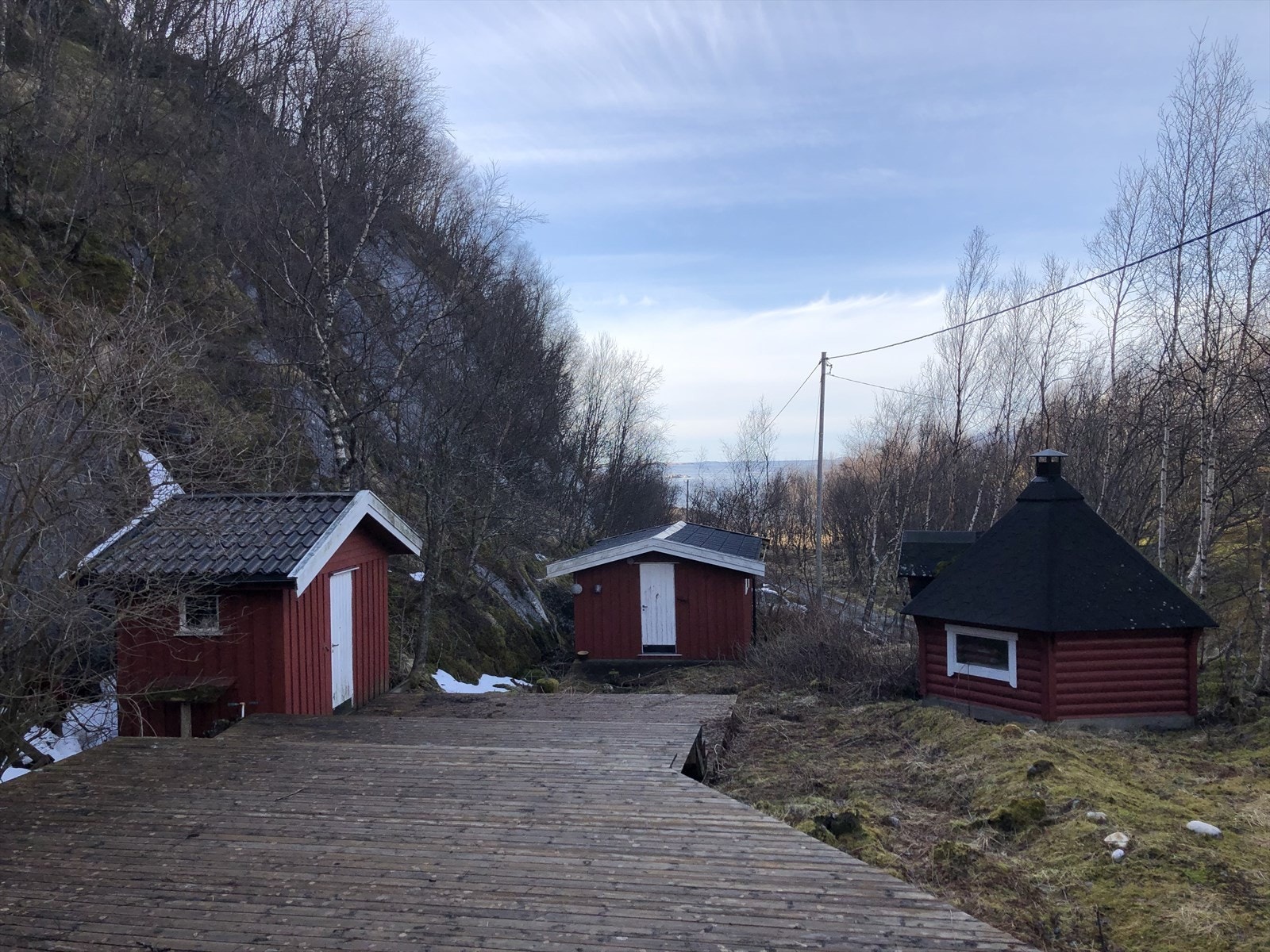 Tretrapp/platting fører ned til Uthus( venstre) Anneks ( i midten) og Grillhytten til høyre Galleribilde