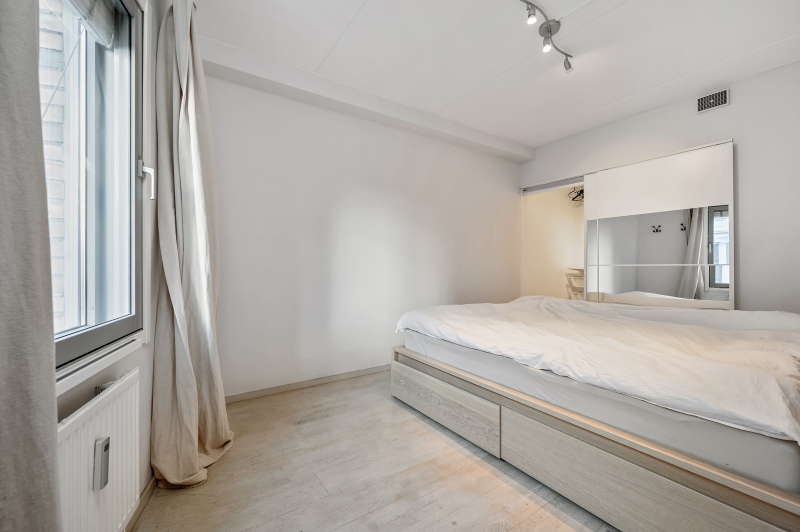 Soverom av god størrelse med ekstra stort skap til klær. Galleribilde