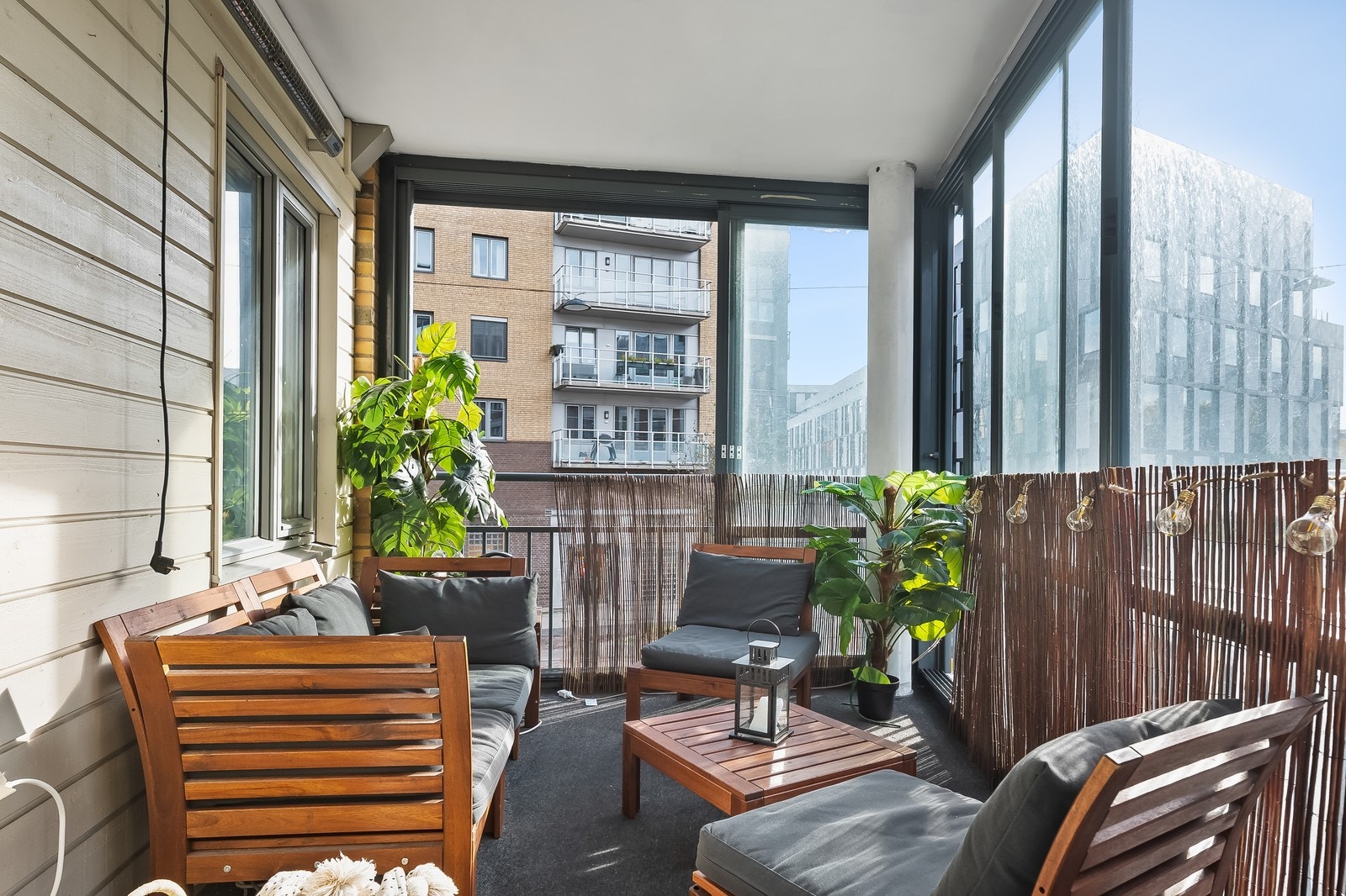 Balkong med varmelamper - Her kan ny nyte sene vinterkvelder som sommerdager. Møblene følger med. Galleribilde