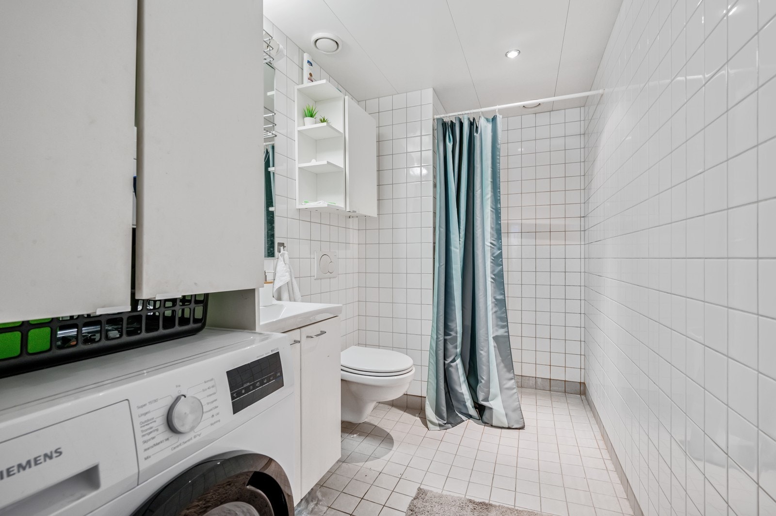 Bad med varmekabler og vaskemaskin. Galleribilde