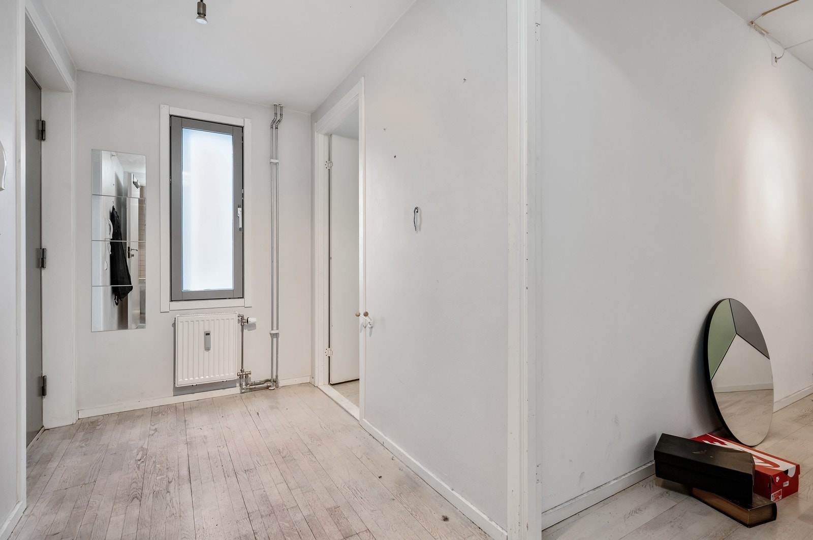 Entrè med plass til å henge fra seg yttertøy. Galleribilde