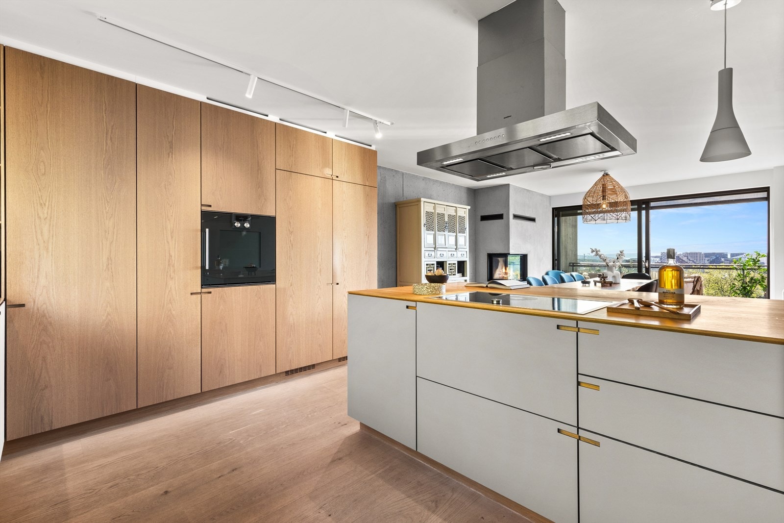 Mye skap- og oppbevaringsplass. Integrert kjøleskap og fryseskap, begge i full høyde og fra Gaggenau. Galleribilde