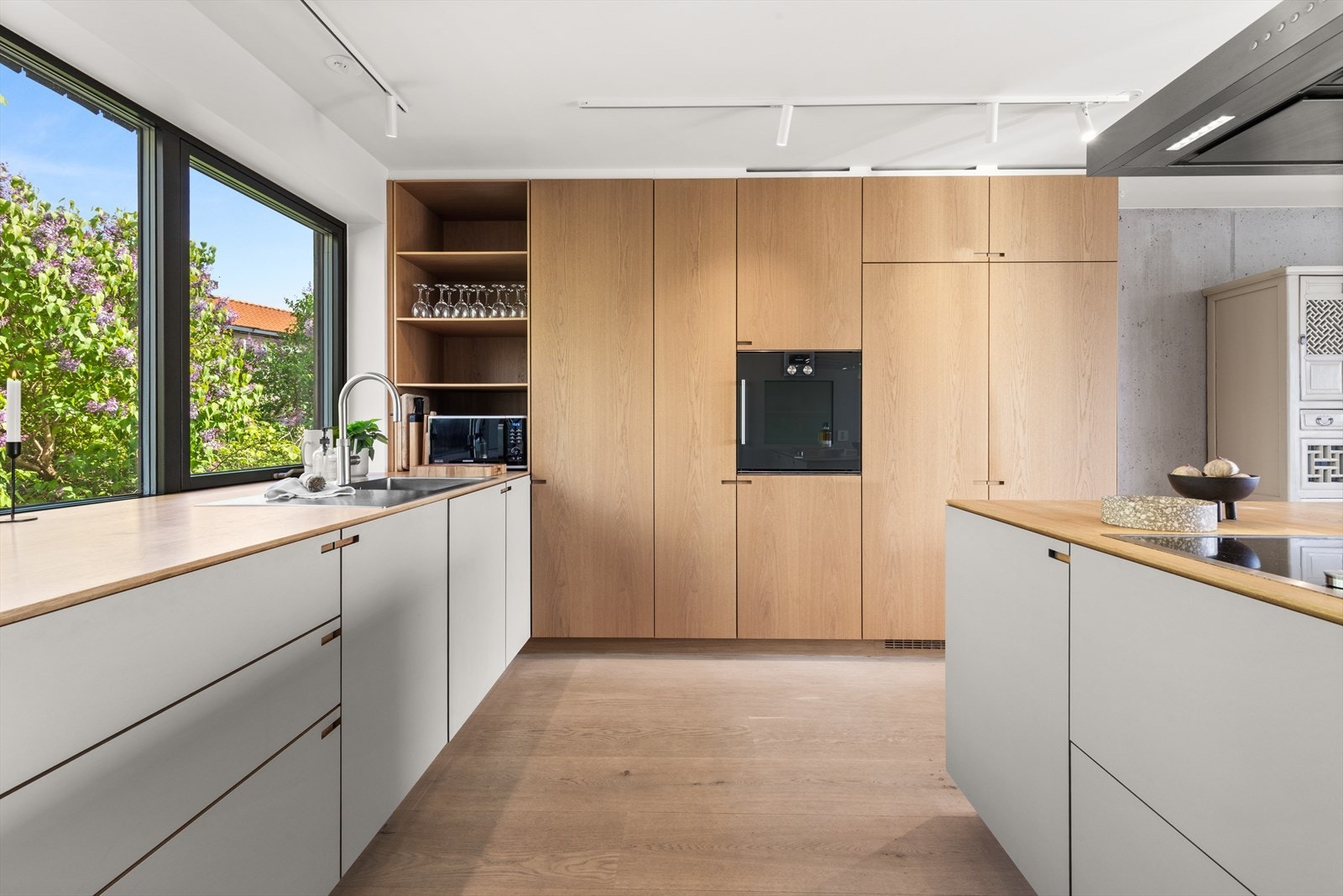 Lekkert kjøkken fra danske Nikolaj Bo. Hvitevarer fra Gaggenau. Galleribilde