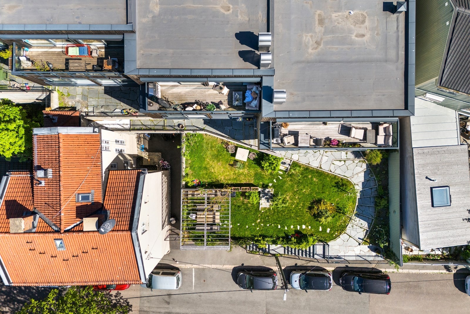 Utvendig er fellesarealene vakkert opparbeidet med flere nivåer, elegante trapper, skiferbelagte gangveier og en idyllisk pergola med spiseplass og felles grill. Galleribilde