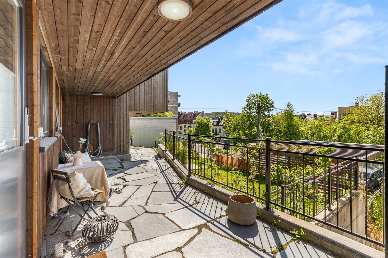 Det er en hyggelig uteplass utenfor inngangsdøren. Galleribilde