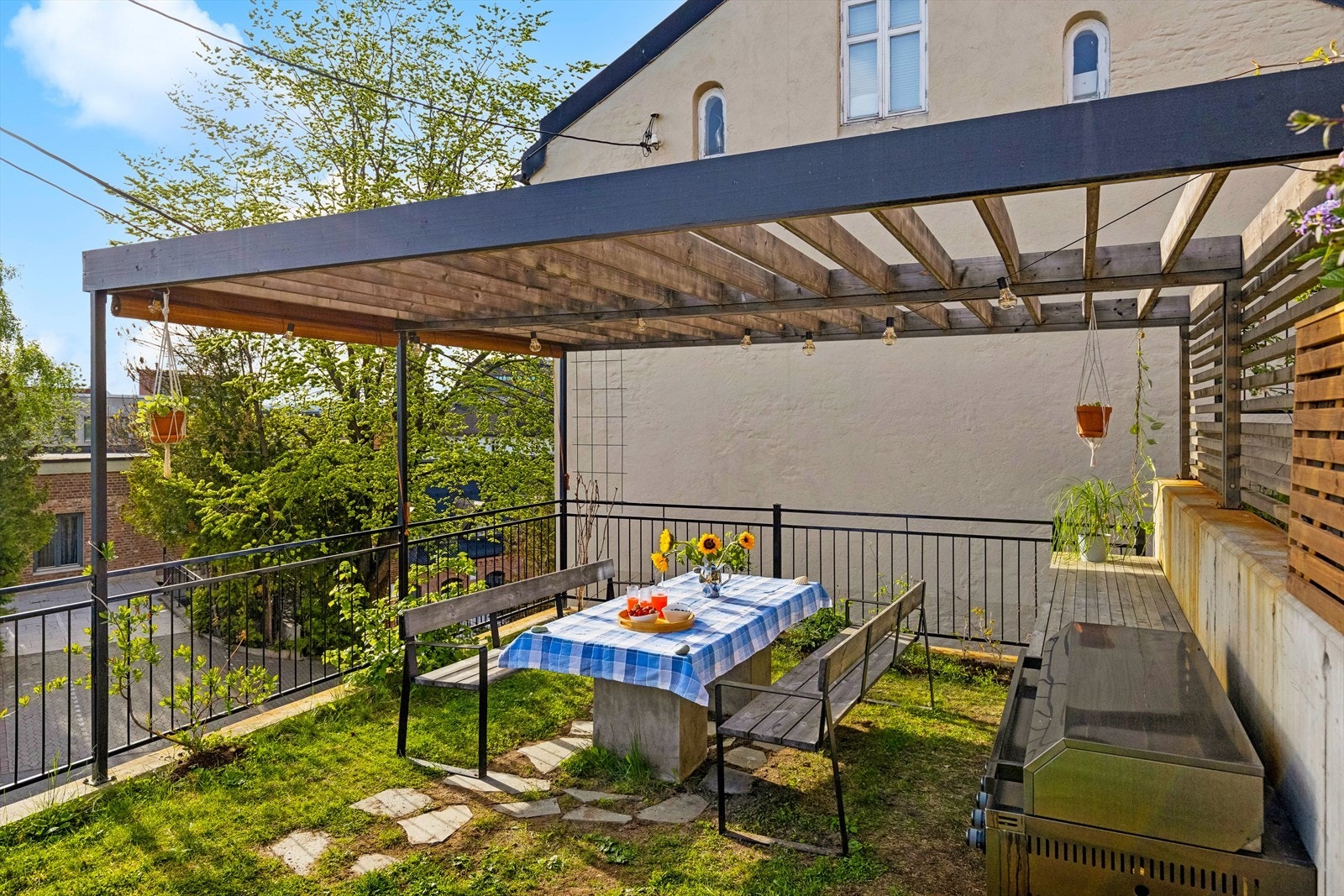 Idyllisk felles pergola med spiseplass og grill. Galleribilde