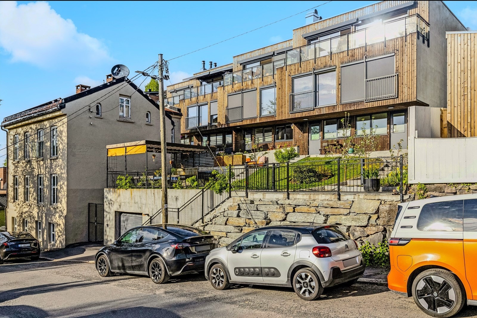 Eiendommen har en gjennomført og stilren fasade som harmonerer med omgivelsene. Galleribilde