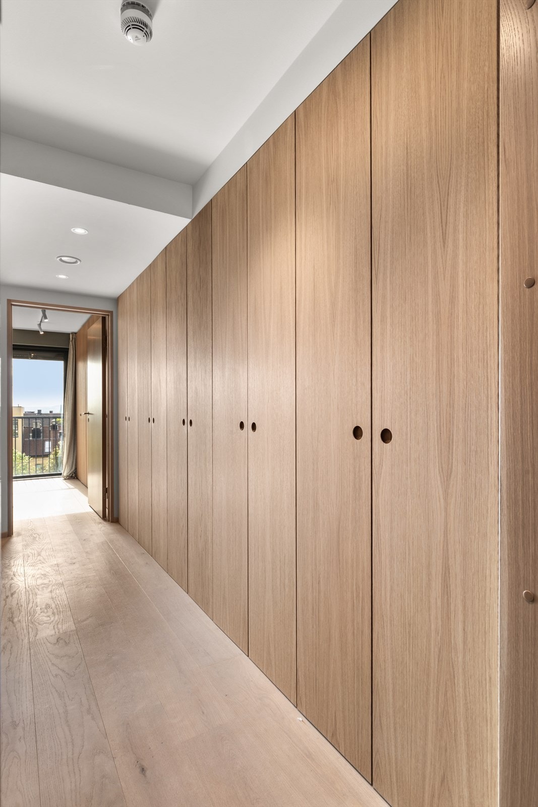 Hele endeveggen i 2. etasje dekkes av en plassbygget garderobe. Gulv med brede eikeplanker. Galleribilde