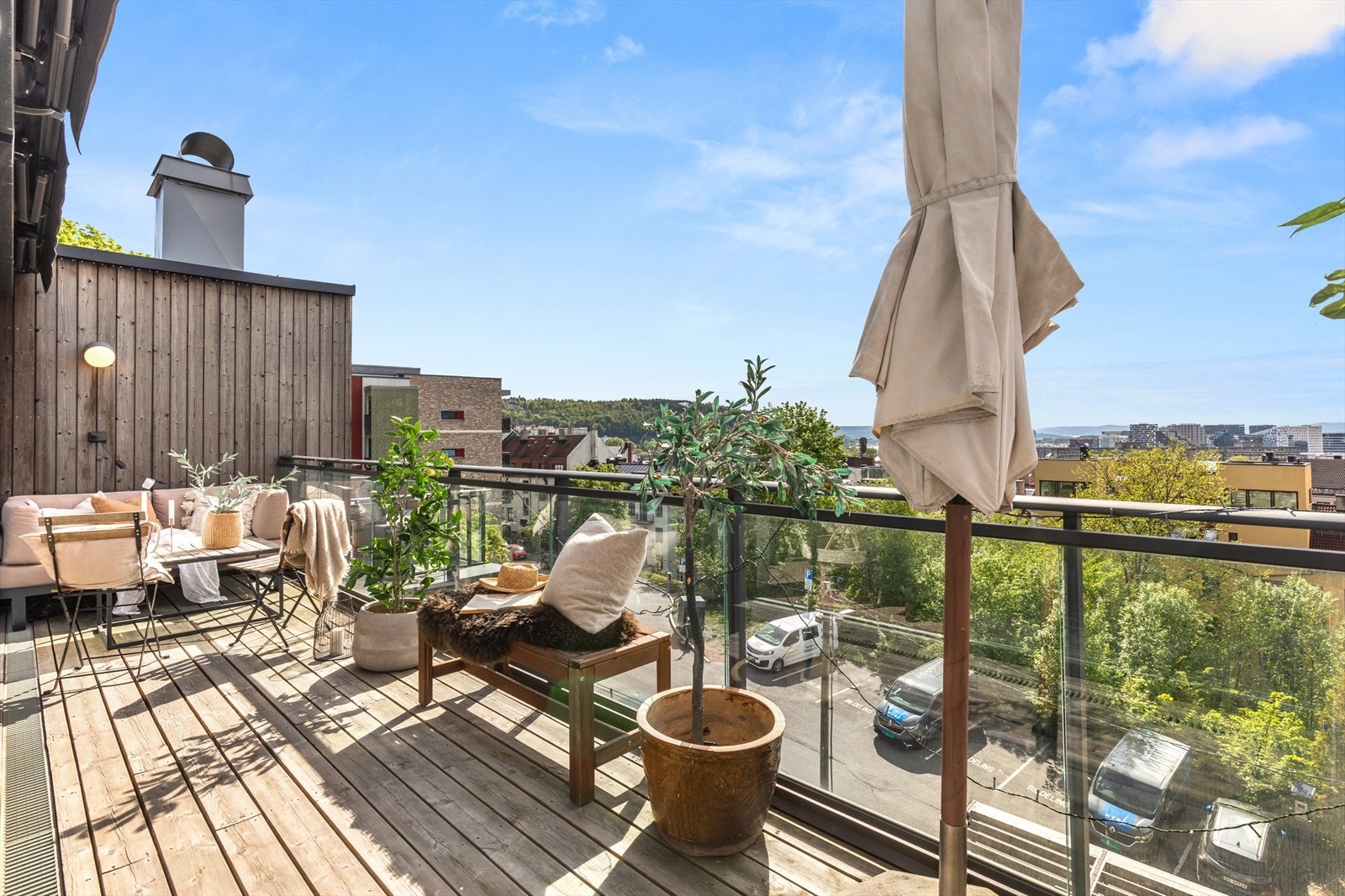 Fantastiske sol- og utsiktsforhold. Elektrisk markise. Galleribilde