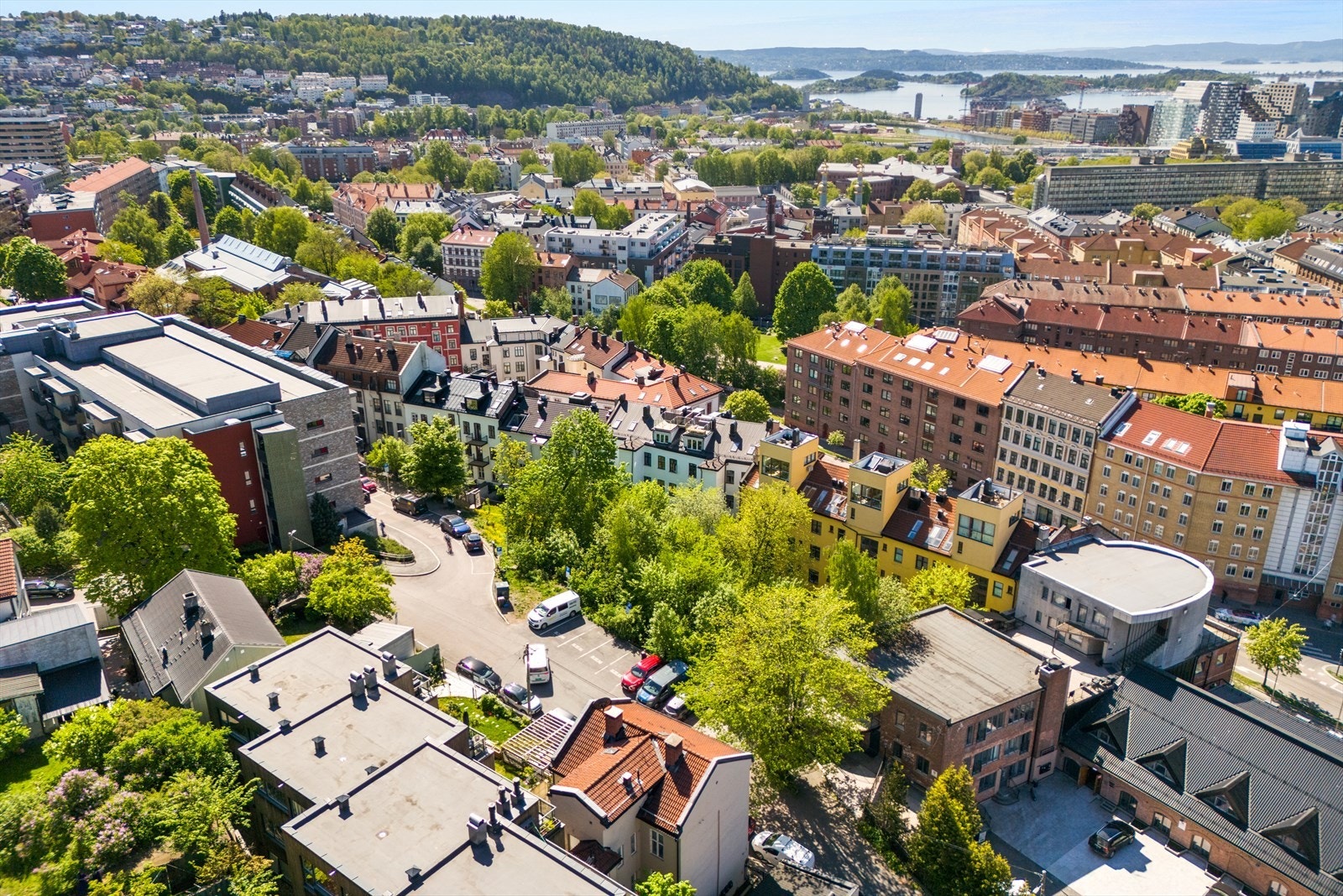På Kampen bor du på et høydedrag, skjermet fra byens støy og stress, men med kort vei både til sentrum og sjøen. Galleribilde