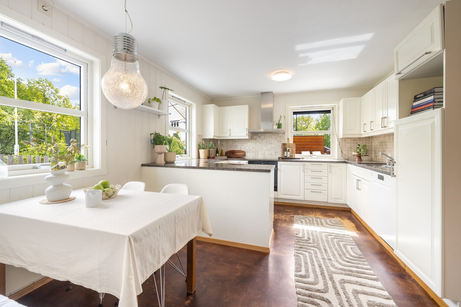 Her er det rikelig med plass til en spisegruppe - perfekt for hyggelige hverdagsmåltider og uformelle sammenkomster. Galleribilde