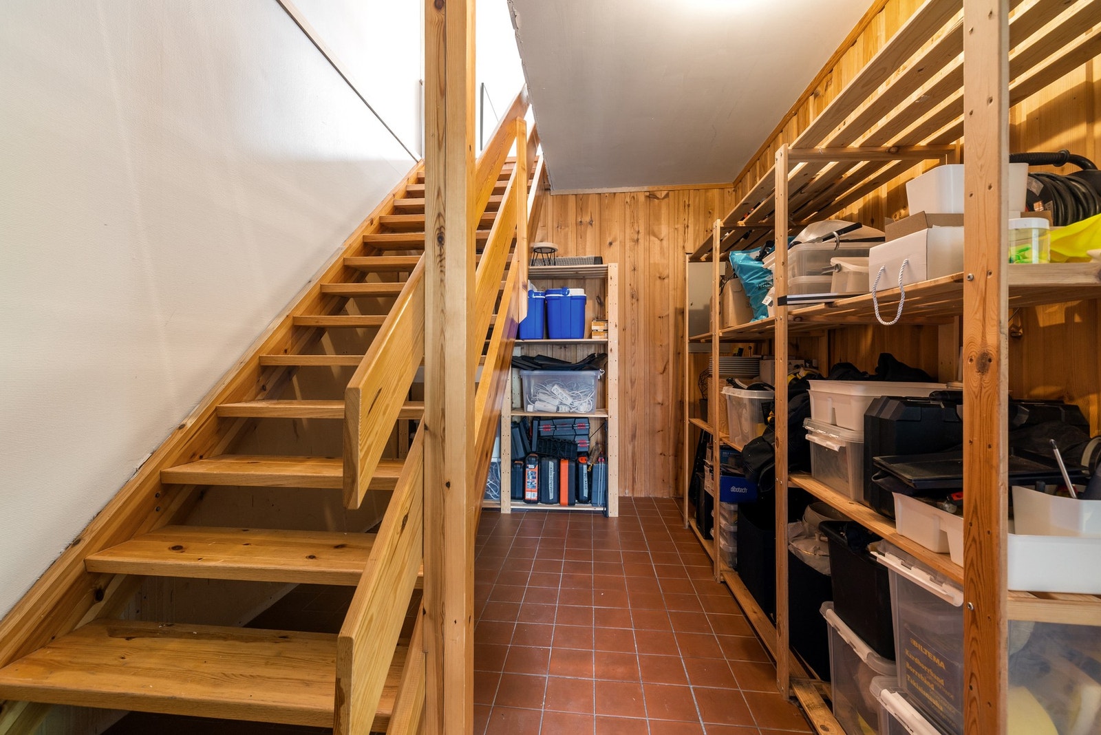 I underetasjen har man godt med oppbevaringsmuligheter med bl.a. tre boder. Galleribilde