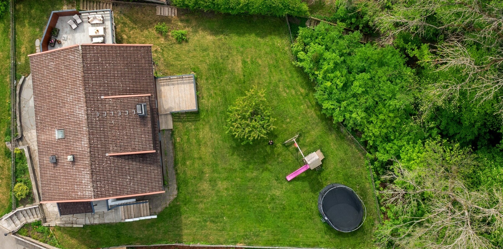 Den store hagen gir rikelig med plass for lek og aktivitet for de yngste, samtidig som den innbyr til hagearbeid og rekreasjon for den hageinteresserte. Galleribilde