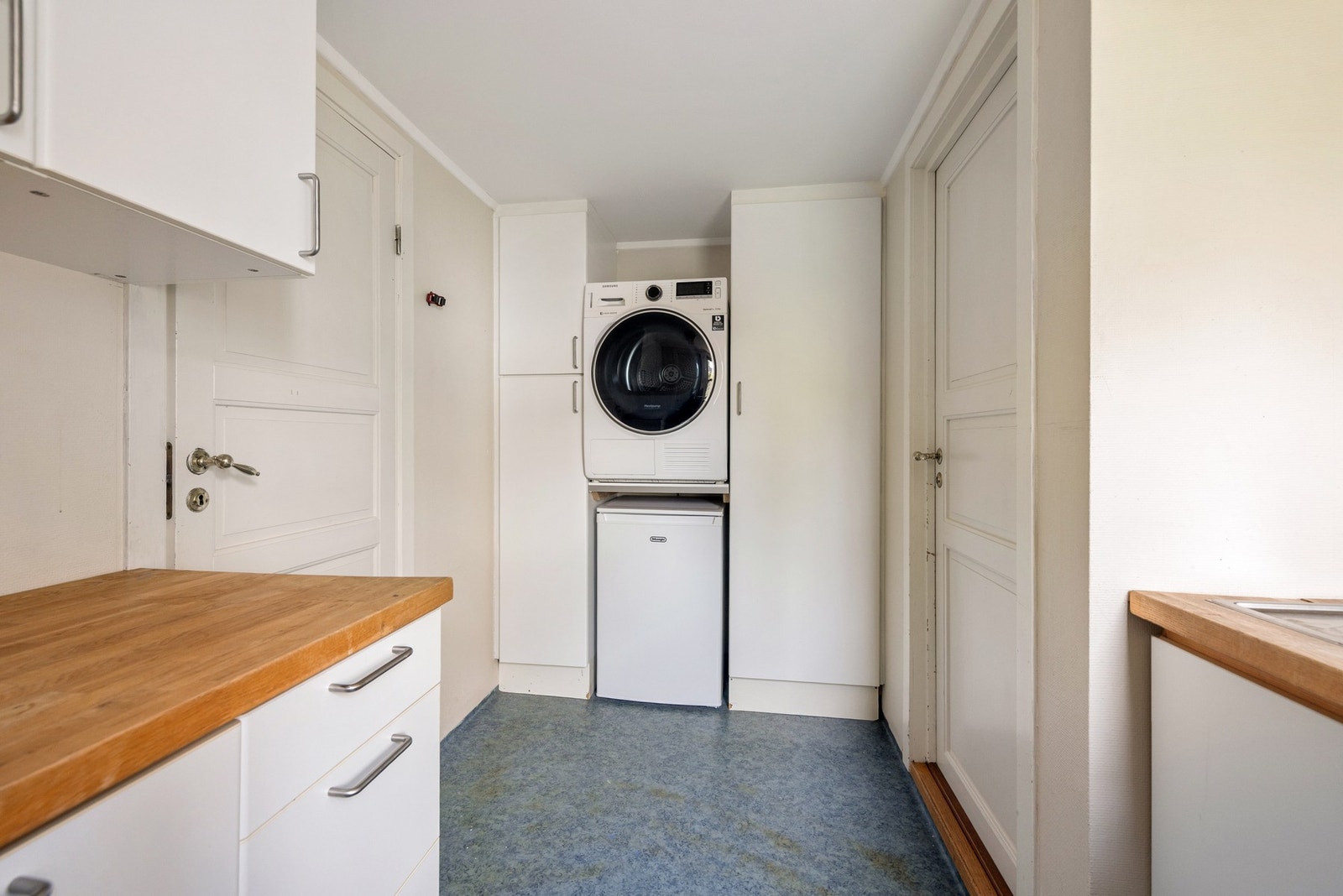 Vaskerommet tilbyr godt med oppbevaringsplass og har tilrettelagt plass og opplegg for både vaskemaskin og tørketrommel. Galleribilde