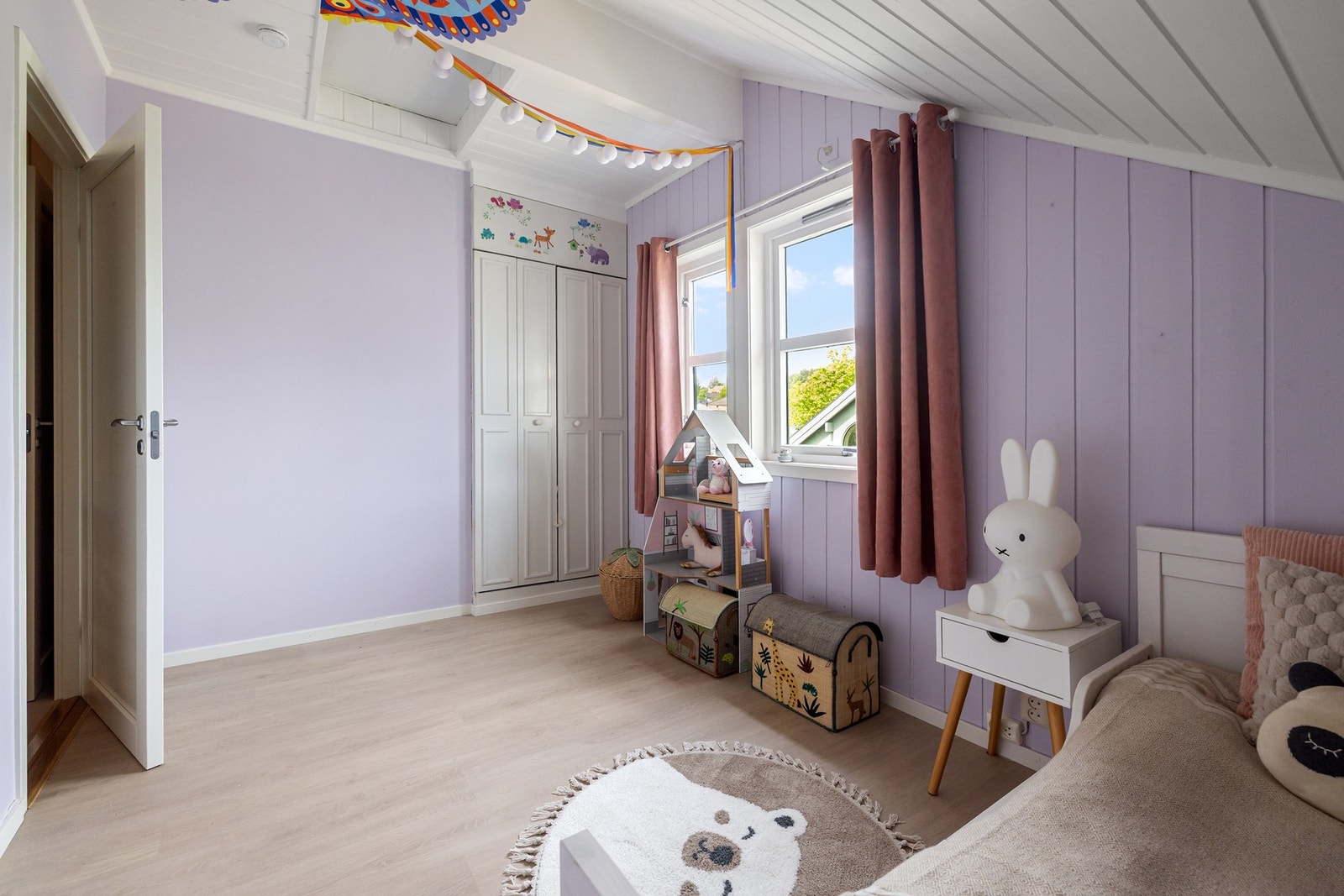Soverom 4 har plass til seng, nattbord og leke- eller oppholdsareal, og vinduet vender ut mot et trivelig og fredelig nabolag. Galleribilde